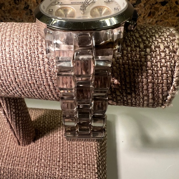 SOLD Michael Kors Silver 5235 Watch New Battery and Clear 5.5” Band - Picture 6 of 11